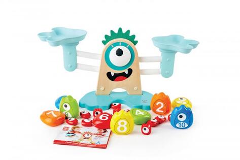Hape Scale con un mostro
