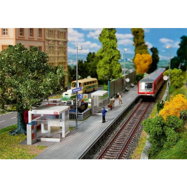 Faller - Modern bus shelter with platform