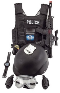 Set pistola e casco della polizia con accessori