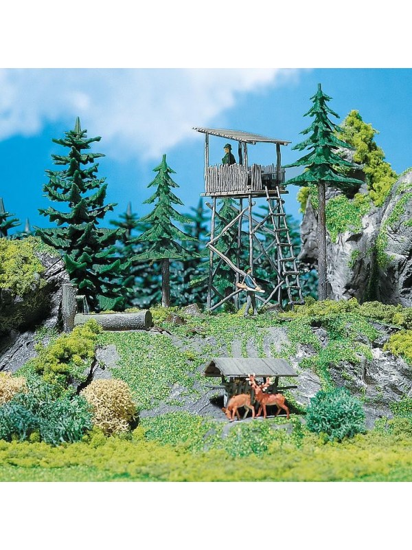 FALLER 130290 Scala HO Capanno per cacciatore con rifugio , una fontana e abeti