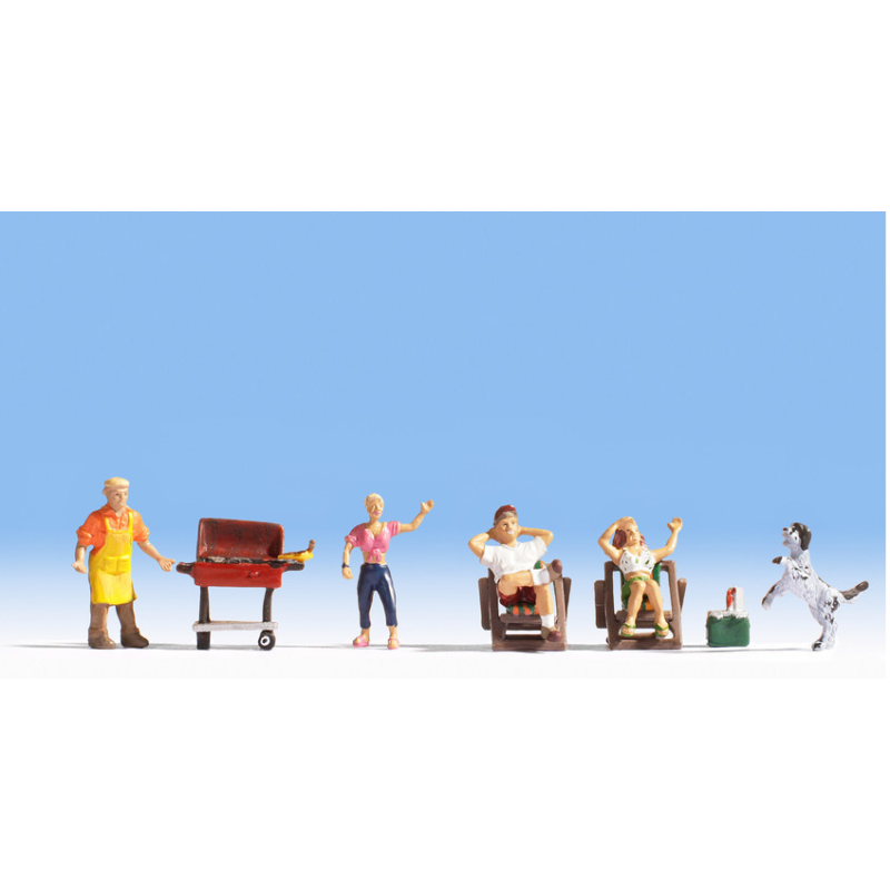 Famiglia che fa un barbecue. NOCH 36588