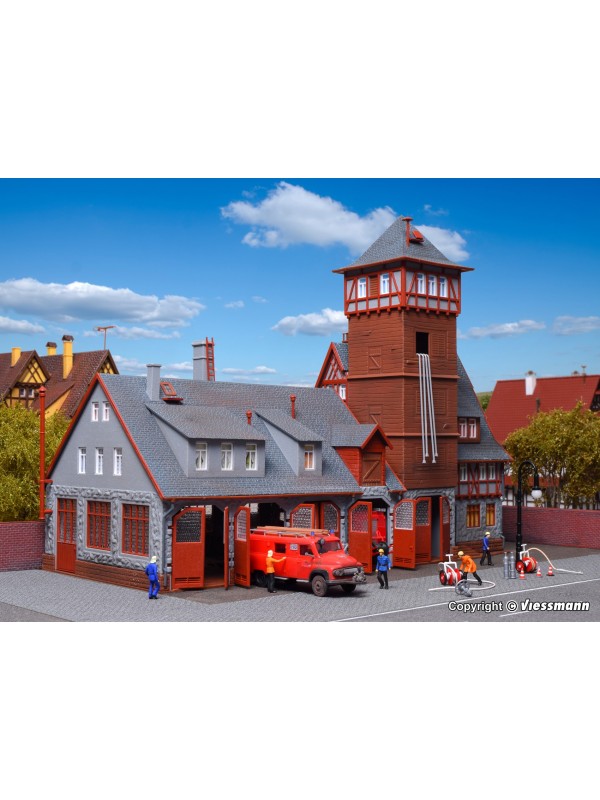 VOLLMER 43767 Scala HO Caserma dei vigili del fuoco con torretta e garage