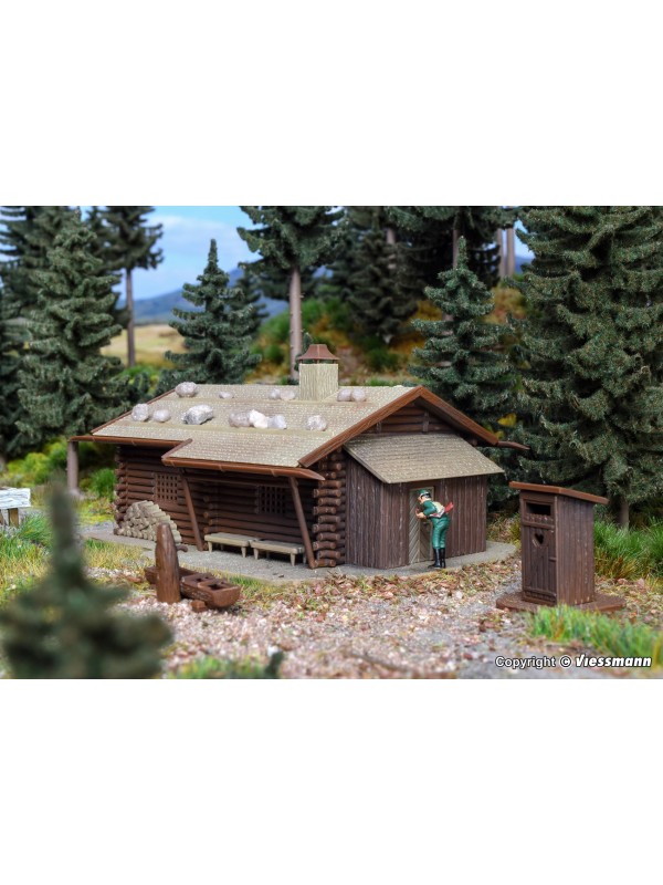 VOLLMER 43708 Scala HO Rifugio per guardiacaccia con fontana e toilette