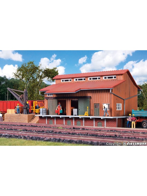 VOLLMER 45701 Scala HO Magazzino merci con rampa laterale e gru di carico