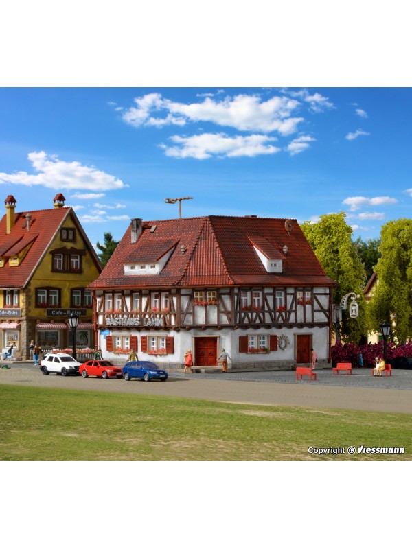 VOLLMER 47645 Scala N Serie Classic: Ristorante ad angolo Lamm (Bahnhofstraße 1)